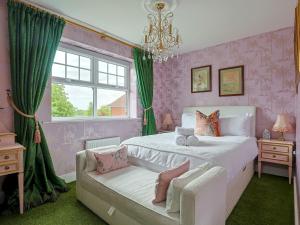 Luxury Villa with Hot Tub - Royal Ascot, Legoland - Pass the Keys