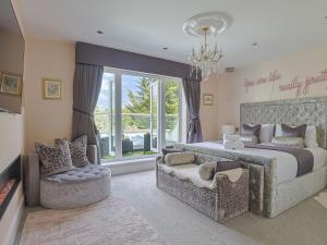 Luxury Villa with Hot Tub - Royal Ascot, Legoland - Pass the Keys
