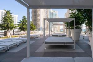 Wrap around Bay View, W Hotel Luxury 2BR 2BA, Pool, Spa, Free Gym Classes