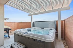 New- Pool, Hot Tub, Nintendo Switch, Pool, Pickleball and Ping Pong Fun