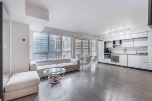 Downtown CN Tower View Condo with Pool Hot tub and Gym