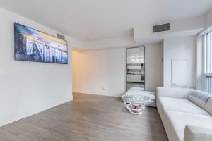 Downtown CN Tower View Condo with Pool Hot tub and Gym