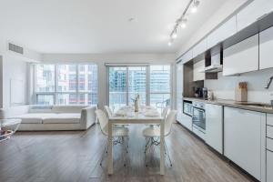 Downtown CN Tower View Condo with Pool Hot tub and Gym
