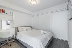 Downtown CN Tower View Condo with Pool Hot tub and Gym