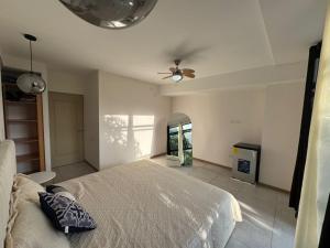 Dormitorio con baño privado es Tu descanso en el corazón de San Salvador