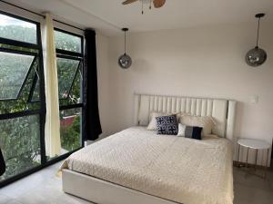 Dormitorio con baño privado es Tu descanso en el corazón de San Salvador