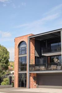 Light-Filled City Escape, Walk to Cafes and Parking