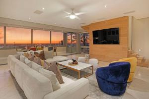 Hot tub Heated pool Fully serviced Inverter