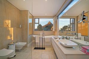 Hot tub Heated pool Fully serviced Inverter