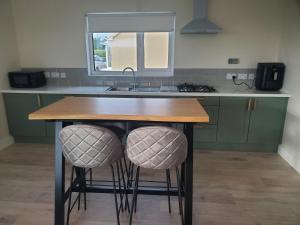 Seaside Retreat-2 Bed-Sleeps 4-Parking-Pets