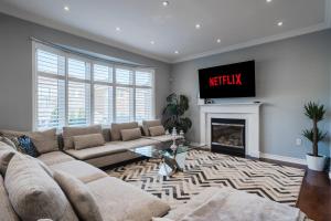 Cozy 5 Bedroom House near Toronto Airport