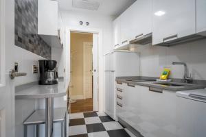 Bright with 7 balconies- 3 BDR 2BTH -Plaza Mayor