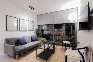 Luxury Mall Chic 2BR near Arauco Park