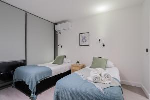 Luxury Mall Chic 2BR near Arauco Park