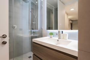 Luxury Mall Chic 2BR near Arauco Park