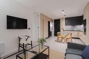 Luxury Mall Chic 2BR near Arauco Park