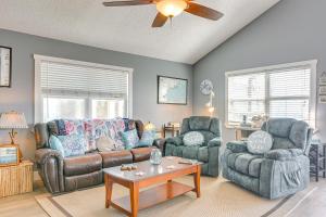 Walk to Beach Family Getaway By San Luis Pass!