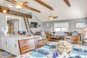 Walk to Beach Family Getaway By San Luis Pass!