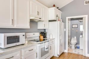 Walk to Beach Family Getaway By San Luis Pass!