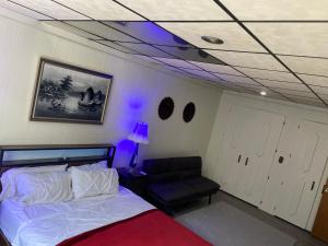 2BR 2nd floor apartment overlooking downtown