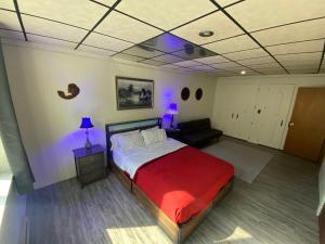 2BR 2nd floor apartment overlooking downtown