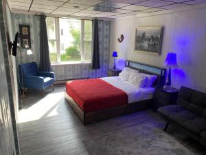 2BR 2nd floor apartment overlooking downtown