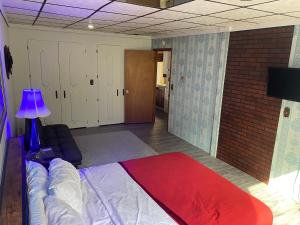 2BR 2nd floor apartment overlooking downtown