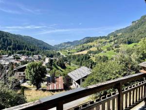Chalets Chalet cosy renove, 4 chambres, terrasse, wifi, parking, pres village et ski-bus - FR-1-505-191 : photos des chambres