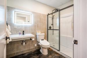 New Loft 5 min to PPG or Convention center Sleeps 4