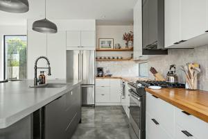 Rooftop Deck, DT City Views, Modern Eastside Oasis