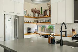 Rooftop Deck, DT City Views, Modern Eastside Oasis