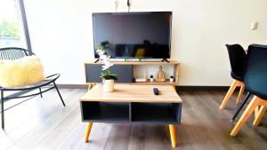 Modern Apartment Terrace, Lap Pool, Hot Tub & Gym