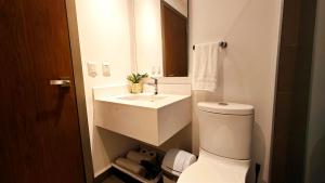 Modern Apartment Terrace, Lap Pool, Hot Tub & Gym