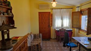 Precioso chalet con gran algarrobo y piscina privada