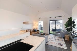 Modern Open plan family home + Balcony & BBQ area
