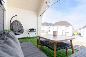 Modern Open plan family home + Balcony & BBQ area