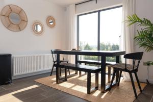 Modern Open plan family home + Balcony & BBQ area