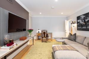 Spacious and Stylish Apartment Trafalgar Square