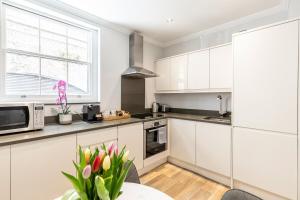 Spacious and Stylish Apartment Trafalgar Square