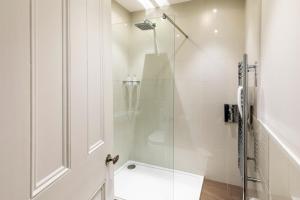 Spacious and Stylish Apartment Trafalgar Square