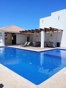 Casita con casa club