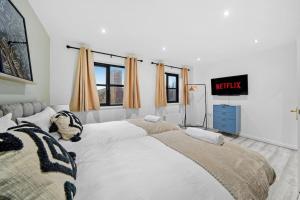 Luxury House with Pool Table, Sky TV, Netflix, Fast Wifi, Garden & Free Parking by Yoko Property