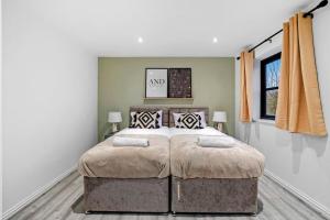 Luxury House with Pool Table, Sky TV, Netflix, Fast Wifi, Garden & Free Parking by Yoko Property