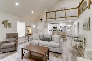 Walk to River Newly Built Home in Heber Springs!