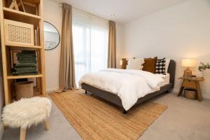 Modern Open plan family home + Balcony & BBQ area