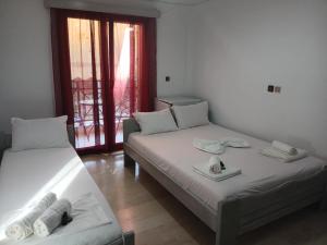 Economy Triple Room room in Hotel Akropolis