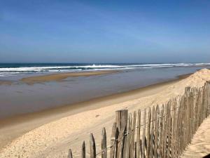 Maisons de vacances Maison proche du lac et ocean avec Jacuzzi privatif : photos des chambres