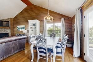 Beaver Lake Pool House