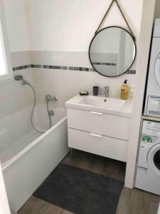 Maisons de vacances Maison proche du lac et ocean avec Jacuzzi privatif : photos des chambres