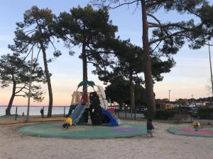 Maisons de vacances Maison proche du lac et ocean avec Jacuzzi privatif : photos des chambres